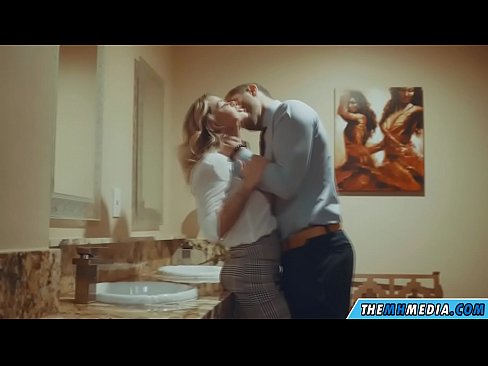 ❤️ 当一个胸大无脑的金发女郎在公共厕所里勾引你时 ❤ Porno